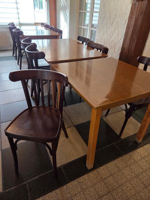 Dans un restaurant, les tables et les chaises sont alignées en rangée.