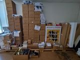 une pièce avec beaucoup de cartons et des cartons sur le sol