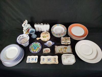 de nombreux types d'assiettes et de bols différents sur la table