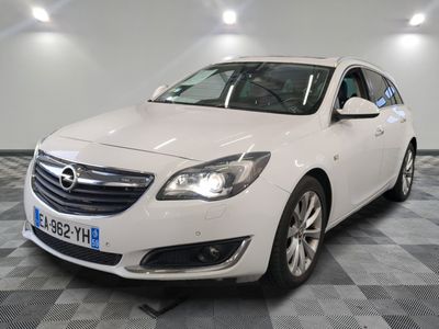 une photo d'une opel blanche garée dans un garage