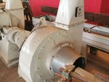 une machine qui se trouve dans une pièce avec un mur rouge en arrière-plan