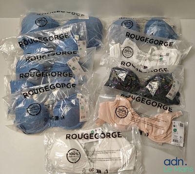 de nombreux objets emballés dans des sacs en plastique posés sur la table