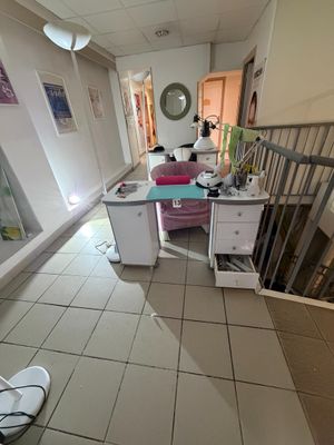 une pièce avec un bureau et une chaise