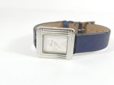 une montre montée sur un bracelet en cuir bleu