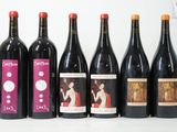 plusieurs bouteilles de vin sont alignées sur une table