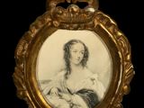 une vieille photo d'une femme en robe blanche dans un cadre doré