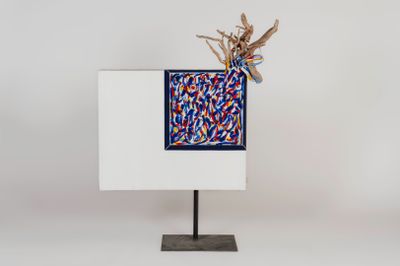 an image of a sculpture of a plant on top of a white box