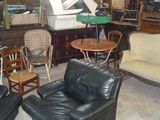 beaucoup de meubles dans une pièce où il y a beaucoup de chaises