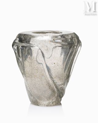 un vase en verre posé sur une surface blanche