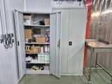 une armoire métallique au milieu d'une pièce, sur laquelle sont posées de nombreuses boîtes