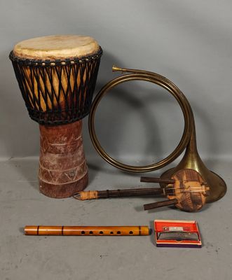 une image représentant un instrument de musique, une flûte et un instrument de musique
