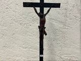 une image représentant un crucifix posé sur un socle