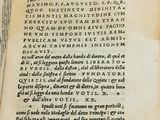 un vieux livre écrit posé sur une table