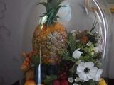 un ananas sous une cloche en verre, posé sur une table