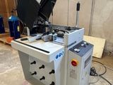 un gros plan d'une machine installée dans une pièce