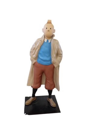 statue d'un homme en trench-coat, debout sur un socle noir