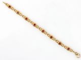 un bracelet en or orné de rubis sur fond blanc