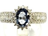 une photo d'une bague en diamant bleue et blanche