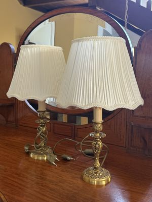 deux lampes posées sur une table en bois devant un miroir