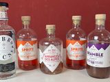 Plusieurs bouteilles d'alcool sont alignées sur un comptoir