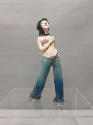 "Femme dénudée". Sujet en grès vernissé.