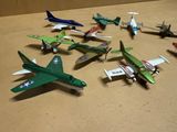 beaucoup de petits avions en jouet posés sur la table