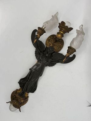 une image représentant une applique murale sur laquelle est posé un oiseau