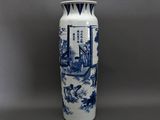 un vase bleu et blanc posé sur une table