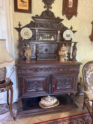Buffet desserte en chêne sculpté de personnages et de cariat…