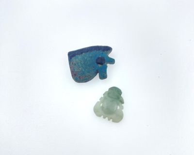 DEUX PERLES ou AMULETTES l'une de forme équine (H.