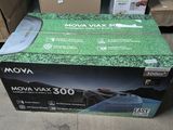 une boîte de cire Mova par terre