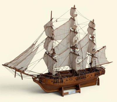 une maquette de bateau en bois posée sur un socle