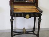 une petite table sur laquelle se trouve un miroir