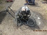 une machine posée au sol à côté d'autres équipements