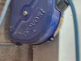 un tuyau bleu fixé au mur, à côté d'un mur de briques