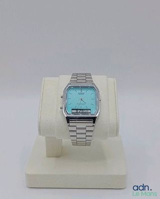 une montre posée sur un présentoir