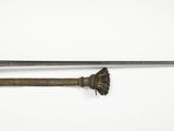 une vieille épée avec un manche en bois sur une surface blanche
