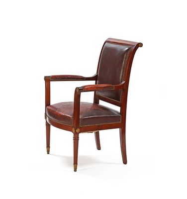 une image d'une chaise en cuir marron sur fond blanc