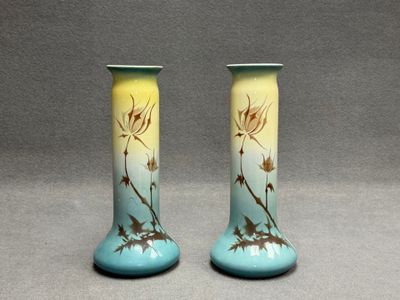SARREGUEMINES. Paire de vases à décor de chardons sur fond b…