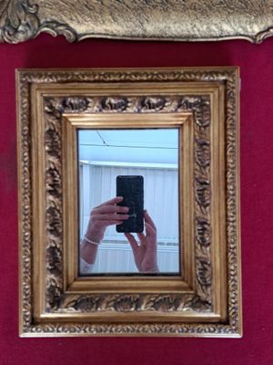 une photo d'une personne en train de se prendre en photo dans un miroir
