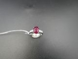 Gros plan sur une bague ornée d'une pierre rouge