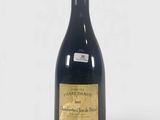 une bouteille de vin posée sur une table