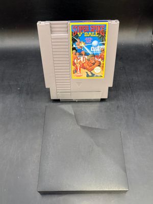 une console Nintendo posée sur la table, avec un jeu dessus