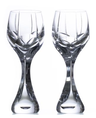 deux verres à vin posés l'un à côté de l'autre sur une table