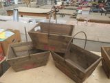 de nombreuses caisses en bois posées sur une table dans une usine