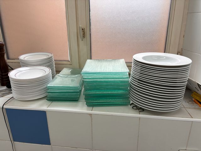 Couverts, assiettes pour une capacité de 20 personnes, terrine, v...