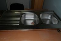 Ensemble de mobilier en mauvais état, comprenant un bureau e… (photo 2)