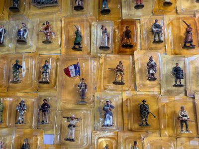 de nombreuses figurines en plastique exposées sur le mur