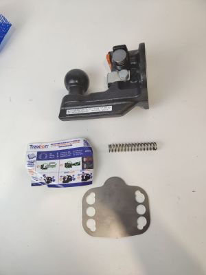 une photo montrant le contenu d'un étui à cigarettes et une brosse à dents posés sur une table