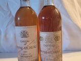 deux bouteilles de vin posées l'une à côté de l'autre sur une table